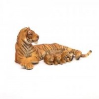 Tygrysica leżąca z młodymi - zdjęcie zabawki, gry